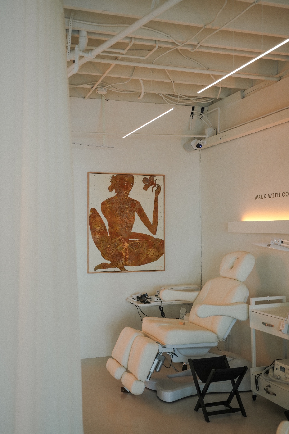 Svitnail pedicure room with art